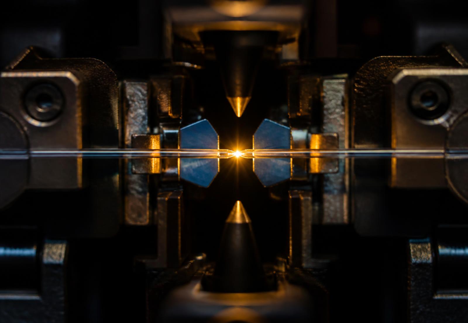 Fusion splicer joining optical fibers
